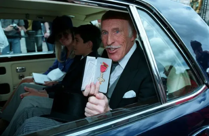  : Bruce Forsyth Comedian  /  TV Presenter, July 1998. Leaving Buckingham Palace