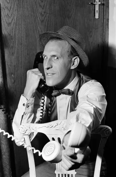 Framed Print : Bruce Forsyth in his dressing room at the London Palladium. 24th July 1962 Framed Print : Bruce Forsyth in his dressing room at the London Palladium. 24th July 1962