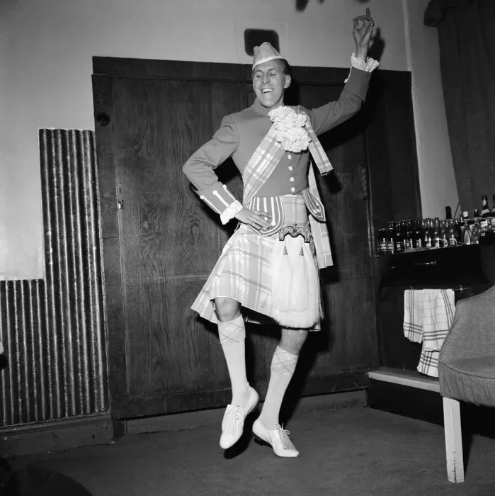 Framed Print : Bruce Forsyth in Scottish costume which he appears in during a new Palladium show Framed Print : Bruce Forsyth in Scottish costume which he appears in during a new Palladium show