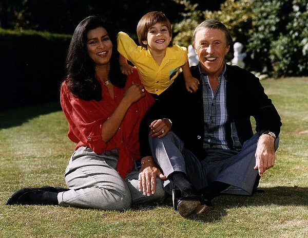 Bruce Forsyth TV Presenter with wife and son August 1990 A©Mirrorpix