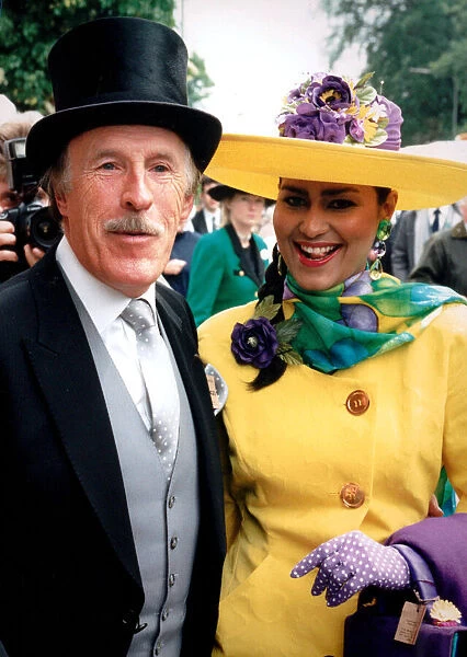 BRUCE FORSYTH AND WIFE WILNELIA FORSYTH AT ROYAL ASCOT - 19  /  06  /  1991