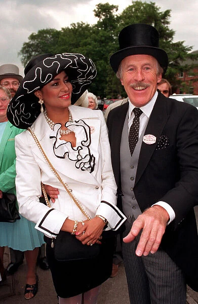 BRUCE FORSYTH AND WILNELIA FORSYTH AT ROYAL ASCOT - 20  /  06  /  1991