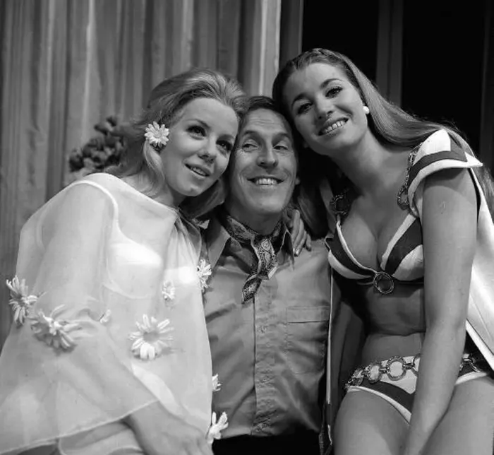 : Bruce Forsythe with June Barry (left) and Julia Lockwood (Right : Bruce Forsythe with June Barry (left) and Julia Lockwood (Right