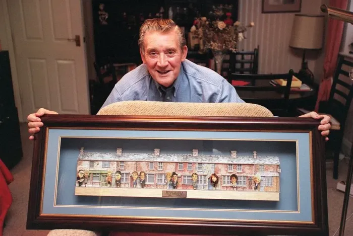 Framed Print : Bryan Mosley Actor December 98 Who plays Alf Roberts in Coronation street with his Framed Print : Bryan Mosley Actor December 98 Who plays Alf Roberts in Coronation street with his