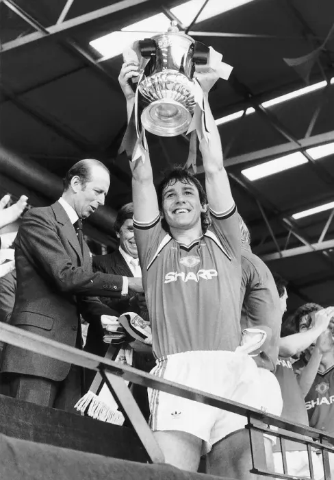 Framed Print : Bryan Robson Manchester Uniteds captain shows off the FA cup to the Wembley crowd after