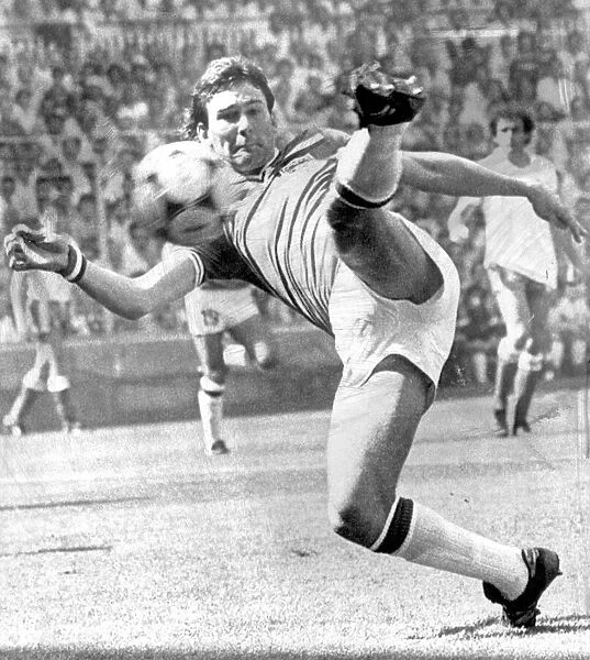 BRYAN ROBSON PLAYING FOOTBALL - 1982