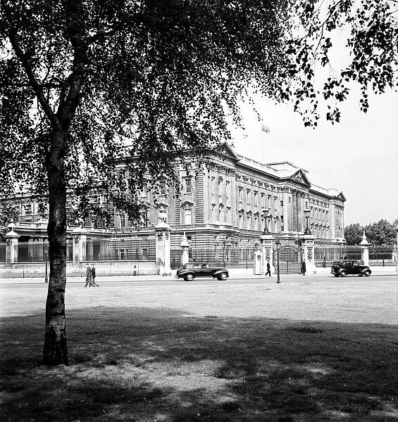 Buckingham Palace. July 1952 C3615