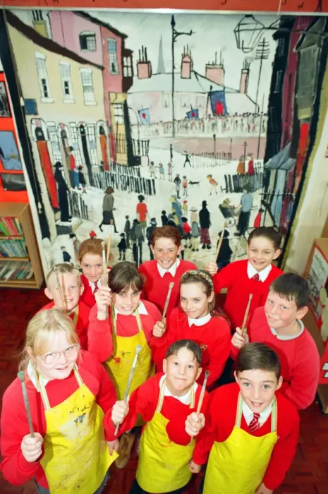 Framed Print : Budding artists at St Albans Primary School, Redcar, with their giant copy of a painting
