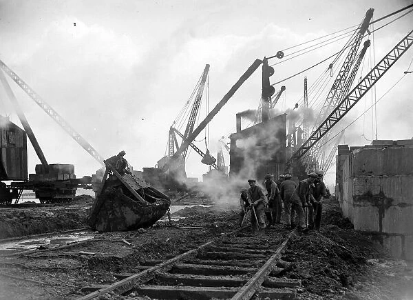 Builders at work on the new extension at Southampton docks, 1932 Alf 239