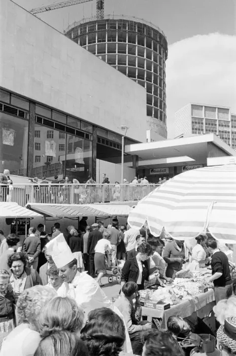Framed Print : Bullring Open Air Market, Shopping Centre and Rotunda, Birmingham, 27th July 1963 Framed Print : Bullring Open Air Market, Shopping Centre and Rotunda, Birmingham, 27th July 1963