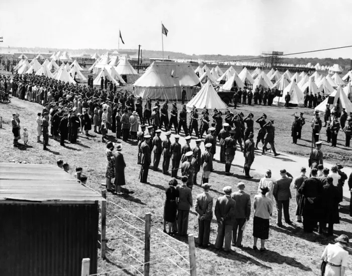 Framed Print : Burley Territorials Big Parade: Marching past to the pipes