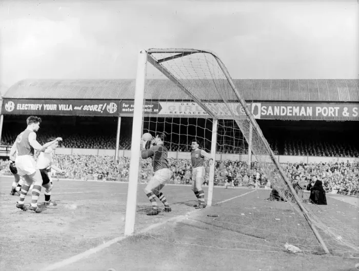 Framed Print : Burnley v Fulham 1962 FA Cup Semi Final Burnley keeper saves the ball from a point Framed Print : Burnley v Fulham 1962 FA Cup Semi Final Burnley keeper saves the ball from a point