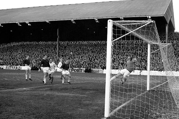 Burnley v. Manchester United. Nobby Stiles and Bobby Charlton. December 1969 Z11538-008