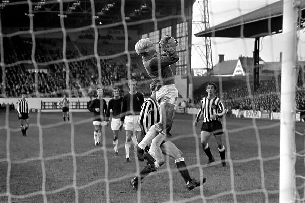 Burnley v. Newcastle. Burnley keeper Mello climbs above Wyn Davies to collect a corner