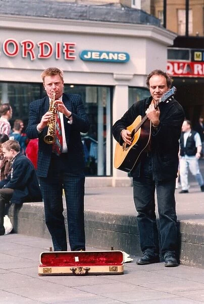 Buskers Peter Thompson (soprano sax) and Ivan Sears (guitar
