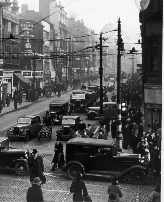 Framed Print : A busy Market Street, Manchester seen here in the 1930s Framed Print : A busy Market Street, Manchester seen here in the 1930s