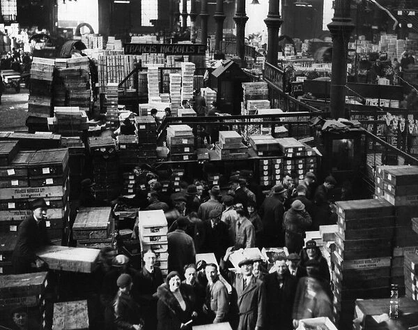 Busy morning at Smithfield Market, Birmingham, Thursday 9th April 1936