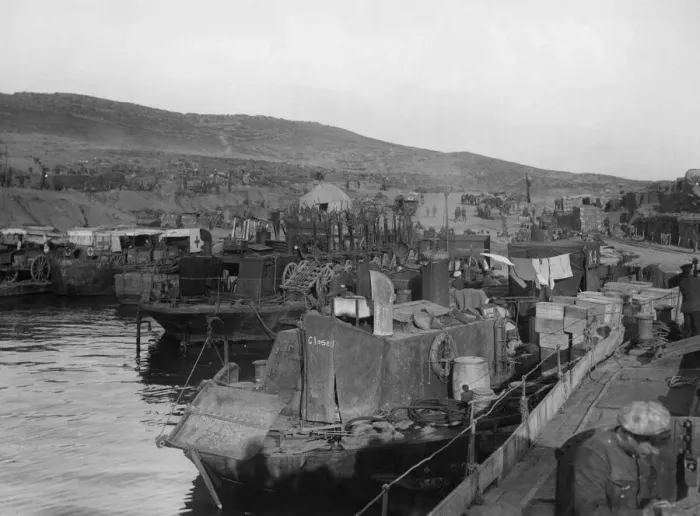 Framed Print : A busy scene on West Beach, Suvla Point a day prior to the evacuation of Gallipoli