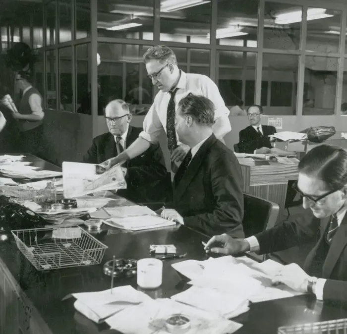 Framed Print : Busy scenes on the Daily Mirror news desk at Holborn, 1961