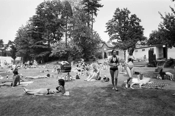 Framed Print : Busy time at Martins outdoor swimming pool in Wokingham, Berkshire, July 1976 Framed Print : Busy time at Martins outdoor swimming pool in Wokingham, Berkshire, July 1976