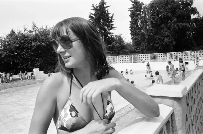 Framed Print : Busy time at Martins outdoor swimming pool in Wokingham, Berkshire, July 1976 Framed Print : Busy time at Martins outdoor swimming pool in Wokingham, Berkshire, July 1976