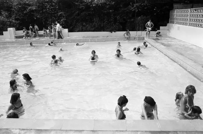 Framed Print : Busy time at Martins outdoor swimming pool in Wokingham, Berkshire, July 1976 Framed Print : Busy time at Martins outdoor swimming pool in Wokingham, Berkshire, July 1976