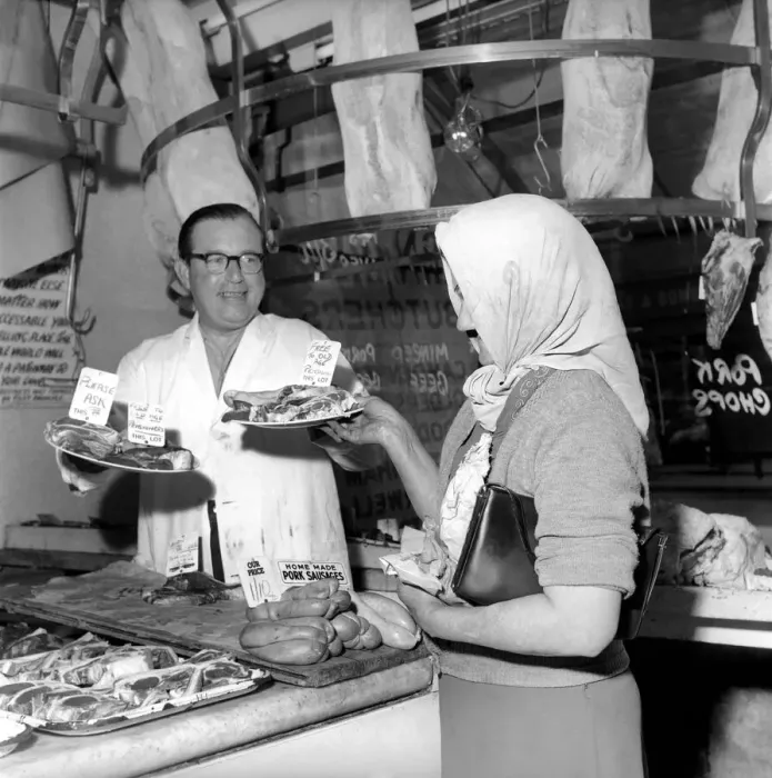 Framed Print : Butcher William Barnard gives meat away to OAPs in Camden town Framed Print : Butcher William Barnard gives meat away to OAPs in Camden town
