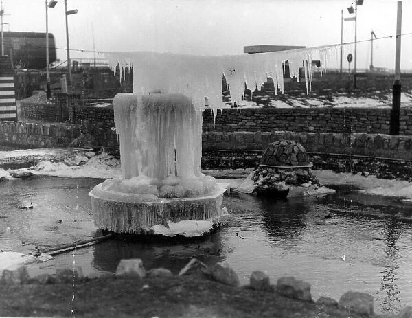 Bygones Snow Scene - Frozen Dawlish fountain 1963