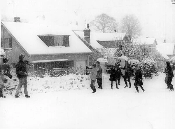 Bygones snow scene - Snow falling in Shiphay, Toquay, January 1963