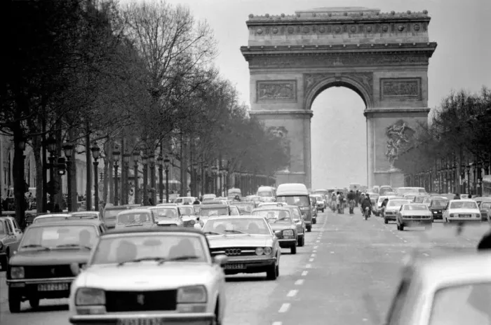 Framed Print : Bysy scene showing Sunday afternoon traffic underneath L