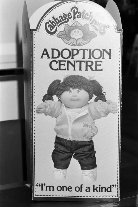 Framed Print : Cabbage Patch Dolls for sale in Harrods. 1st December 1983 Framed Print : Cabbage Patch Dolls for sale in Harrods. 1st December 1983