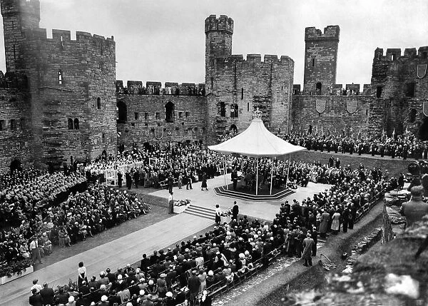 Caernarfon Castle (Queens visit) E. R. II. July 1953 P005916