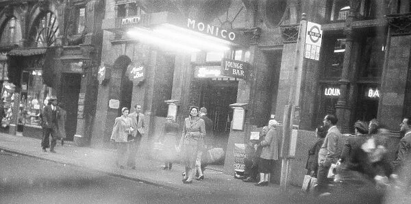 Cafe Monico, Lounge Bar, Shaftesbury Avenue, Soho, West London, 9th May 1956