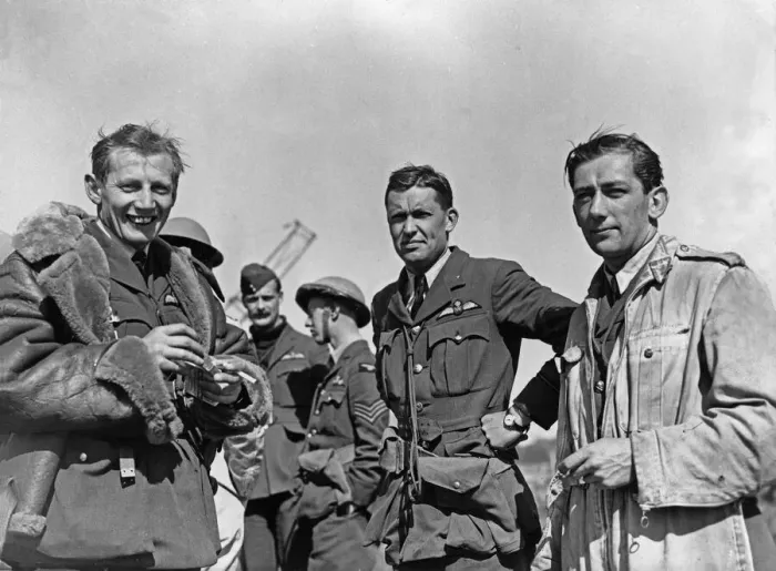 Framed Print : Cam Malfroy (left) former New Zealand tennis star seen here with his fellow pilots of 501