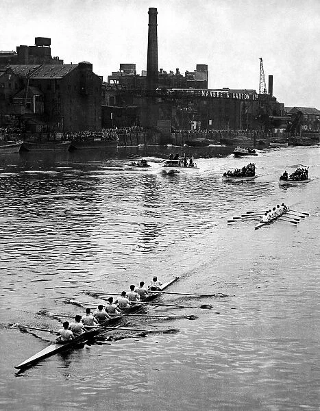 Cambridge leading Oxford by two lengths in the annual University Boat Race