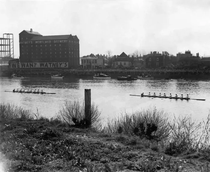 Framed Print : Cambridge win Varsity Boat Race. General view showing the finishing of the boat race