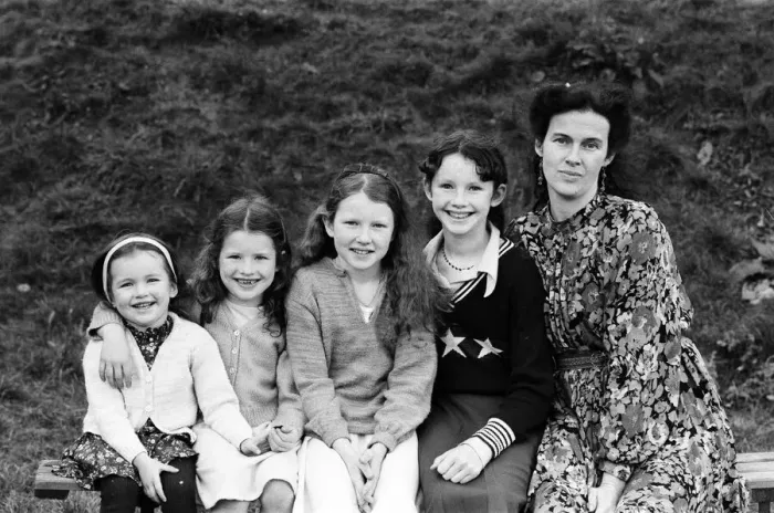 Framed Print : Campaigner Victoria Gillick with some of her children. 22nd November 1981 Framed Print : Campaigner Victoria Gillick with some of her children. 22nd November 1981