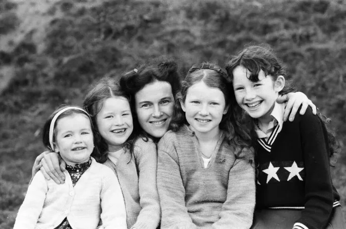 Framed Print : Campaigner Victoria Gillick with some of her children. 22nd November 1981 Framed Print : Campaigner Victoria Gillick with some of her children. 22nd November 1981