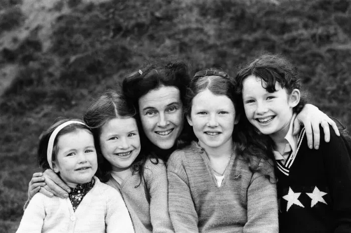 Framed Print : Campaigner Victoria Gillick with some of her children. 22nd November 1981 Framed Print : Campaigner Victoria Gillick with some of her children. 22nd November 1981