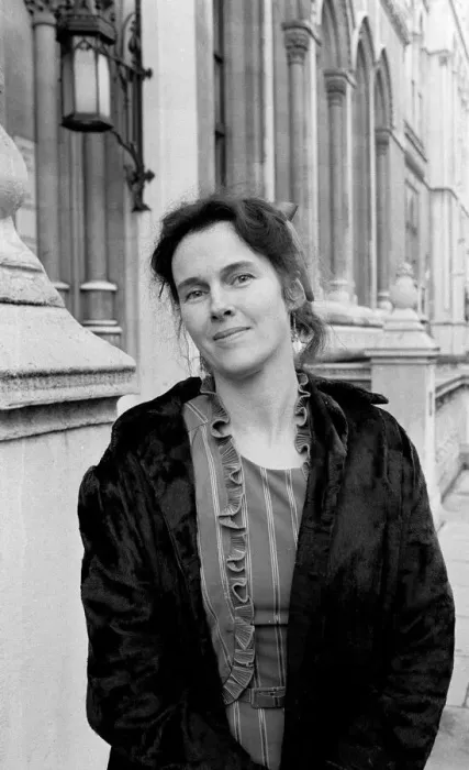 Framed Print : Campaigner Victoria Gillick outside a court in London. 19th November 1984 Framed Print : Campaigner Victoria Gillick outside a court in London. 19th November 1984