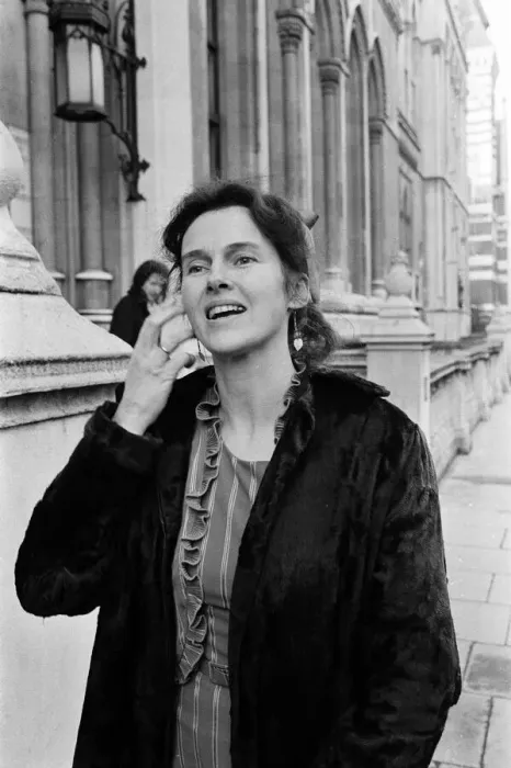 Framed Print : Campaigner Victoria Gillick outside a court in London. 19th November 1984 Framed Print : Campaigner Victoria Gillick outside a court in London. 19th November 1984