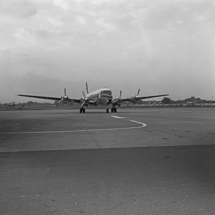 Framed Print : A Canadair Argonaut of Oversea Aviation seen here taxi-ing on to the apron at Gatwick Framed Print : A Canadair Argonaut of Oversea Aviation seen here taxi-ing on to the apron at Gatwick