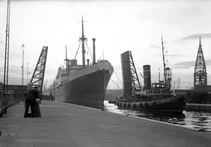 Framed Print : Canadian Pacific immigrant ship Beaverbrae leaves London docks. 25th July 1949