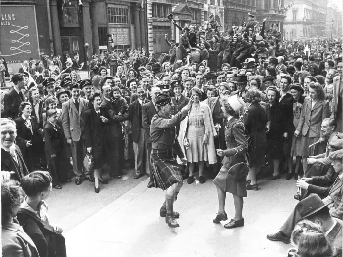 Framed Print : Canadian Seaforth Highlander dancing with an ATS girl in London during VE-Day victory Framed Print : Canadian Seaforth Highlander dancing with an ATS girl in London during VE-Day victory