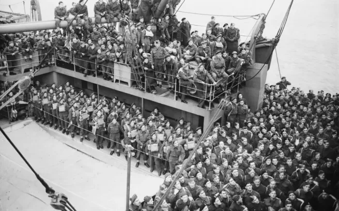 Framed Print : Canadian troops arrive in England. 26th November 1941 Framed Print : Canadian troops arrive in England. 26th November 1941
