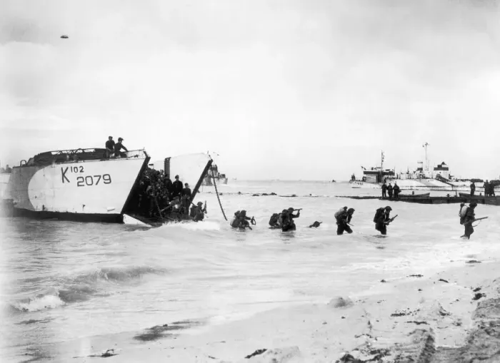 Framed Print : Canadian Troops landing on the beaches of Northern France durring the Allied D-Day Framed Print : Canadian Troops landing on the beaches of Northern France durring the Allied D-Day