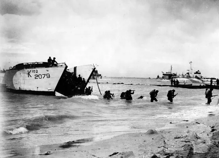 Framed Print : Canadian Troops landing in France on D Day June 1944 leaving Framed Print : Canadian Troops landing in France on D Day June 1944 leaving
