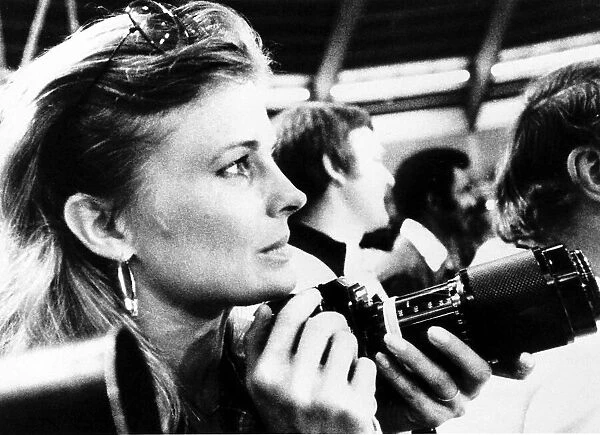 Candice Bergen actress cameragirl - May 1976 photographing Muhammad Ali in