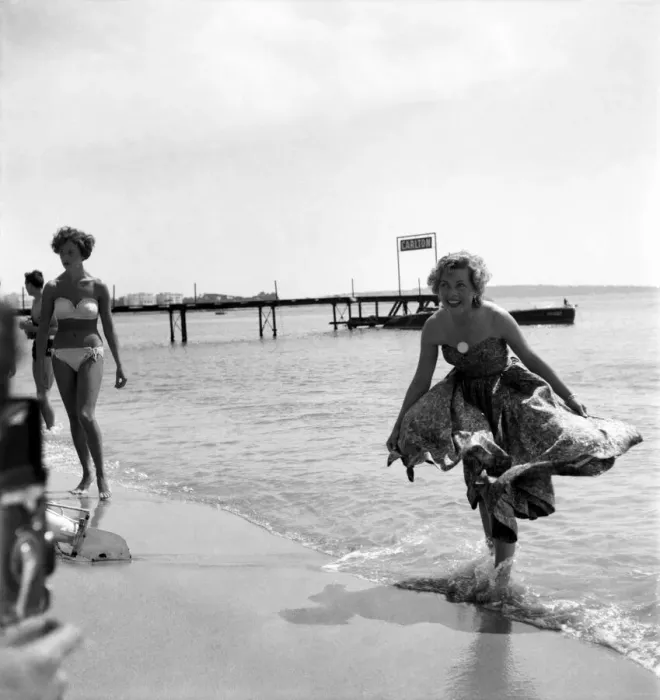Framed Print : Cannes Film Festival 1953. Miss De La Mere a Vistor to the south of France resort of
