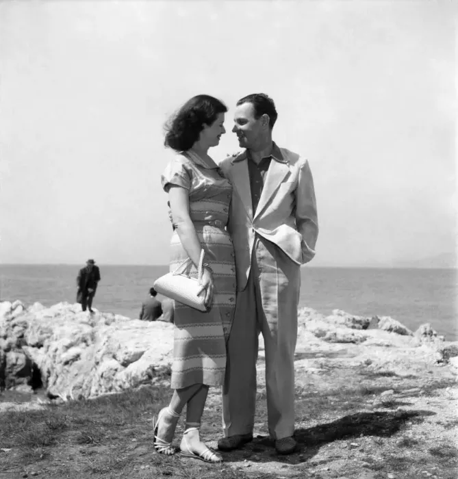 Framed Print : Cannes Film Festival 1953. Swedish actress Elsy Albiin and actor Dick Richards. D3118-056